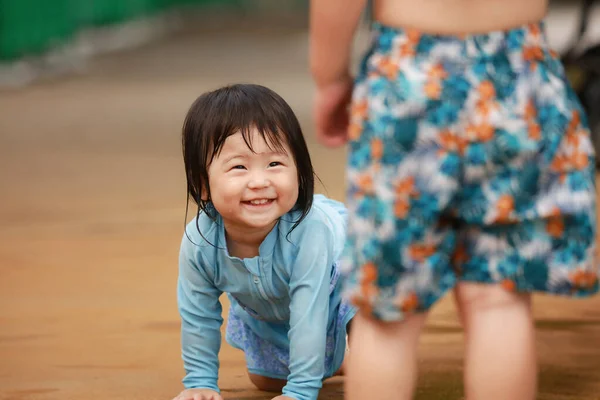 夏に弟と遊ぶ少女 — ストック写真