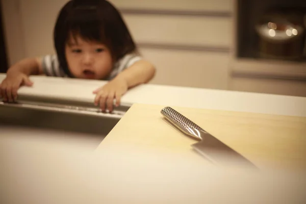 Азіатська Маленька Дівчинка Досягає Ножа Кухні — стокове фото