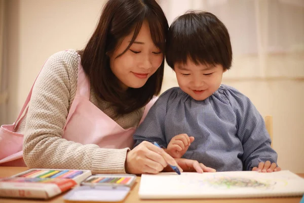 Χαριτωμένο Ασιατικό Αγόρι Μητέρα Ζωγραφίζει Μαζί — Φωτογραφία Αρχείου