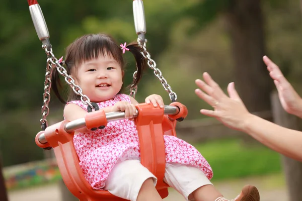 Anne ve kızı oyun alanında oynuyorlar.