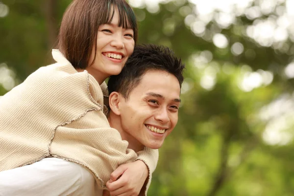 Genç çift dışarıda eğleniyor.