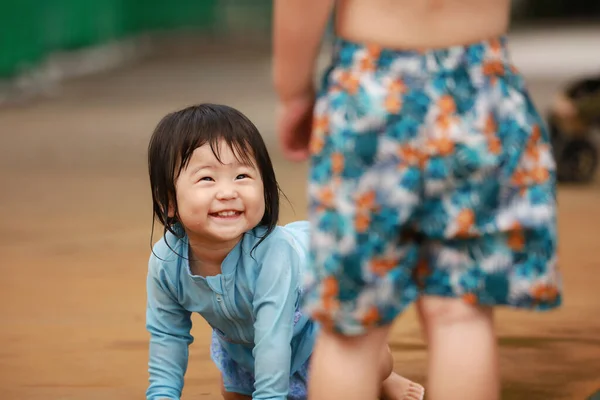 Маленькая Девочка Играет Своим Братом Летом Стоковое Фото