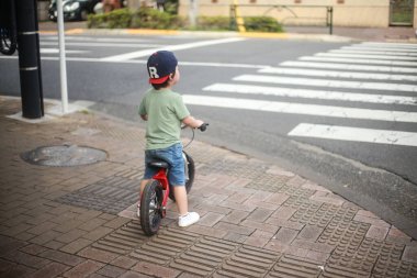 küçük çocuk binicilik bisiklet