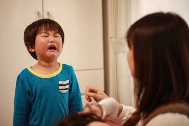 Ağlayan bir çocuğun resmi