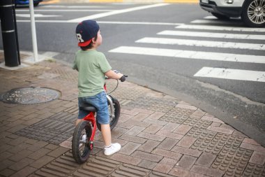 küçük çocuk binicilik bisiklet