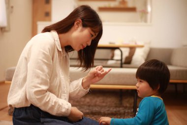 Anne oğluyla evde vakit geçiriyor.