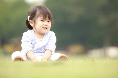 Parktaki küçük Japon kızın portresi. 