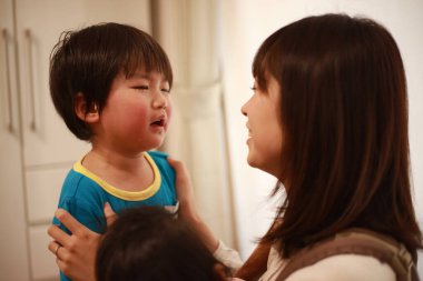 Ağlayan bir çocuğun resmi