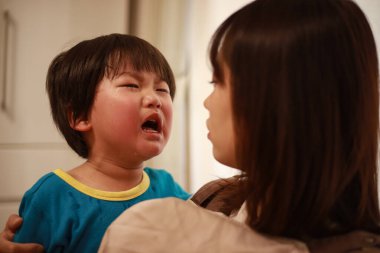 Ağlayan bir çocuğun resmi