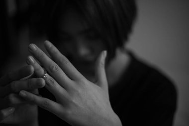 Yüzüğü çıkartan bir kadın resmi