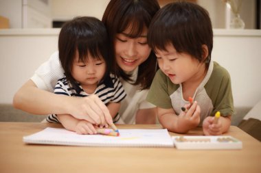 Küçük çocuklar ve anneleri evde boğuluyorlar. 