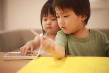 İki tatlı Asyalı çocuk birlikte oynuyorlar.