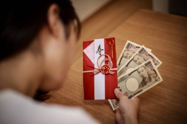 Kutlama için endişelenen bir kadın