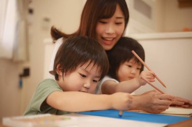 Asyalı genç bir ailenin birlikte okuduğu portre.