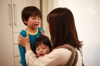 Ağlayan bir çocuğun resmi