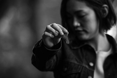 Kadın ağlarken anahtarı veriyor.