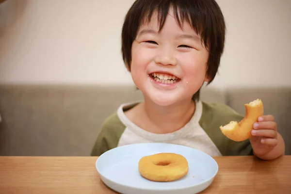 Imagem Menino Comendo Donut — Fotografia de Stock