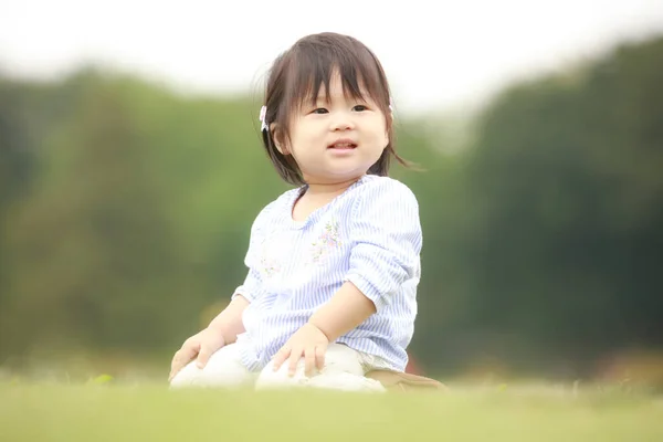 Ritratto Bambina Giapponese Nel Parco — Foto Stock