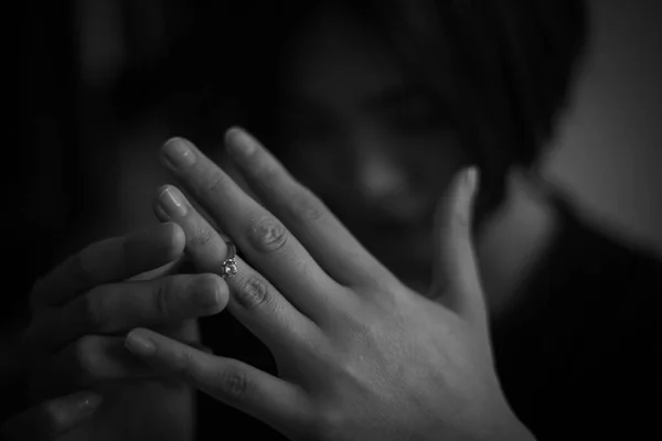 Εικόνα Μιας Γυναίκας Που Αφαιρεί Ένα Δαχτυλίδι — Φωτογραφία Αρχείου