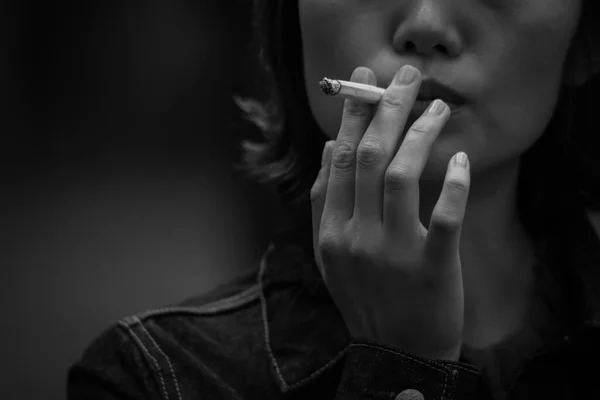 Imagen Una Mujer Fumando — Foto de Stock