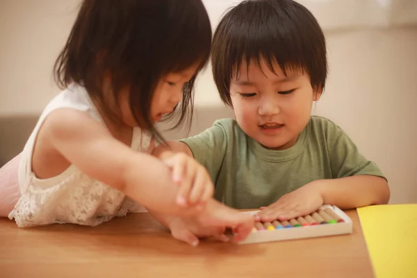 Dvě Roztomilé Asijské Děti Hrát Spolu — Stock fotografie