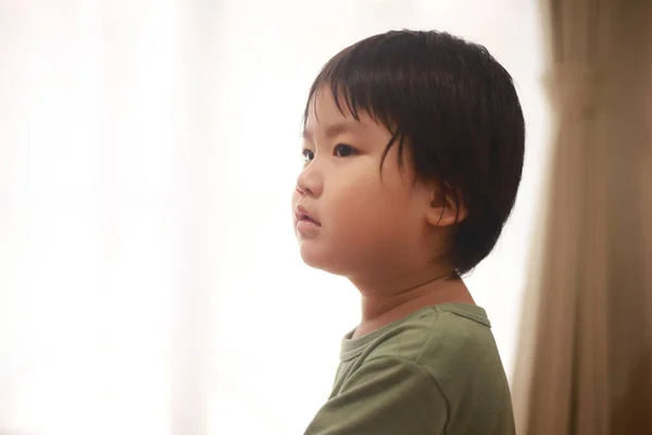 Malé Asijské Dítě Dívá Stranou Vnitřní — Stock fotografie