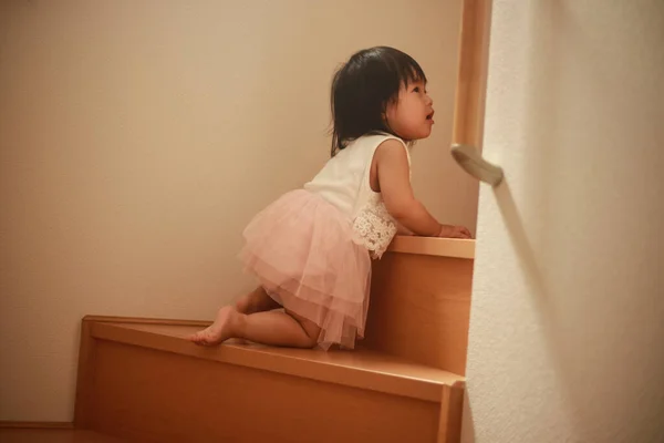 Изображение Девушки Поднимающейся Лестнице Одиночку — стоковое фото