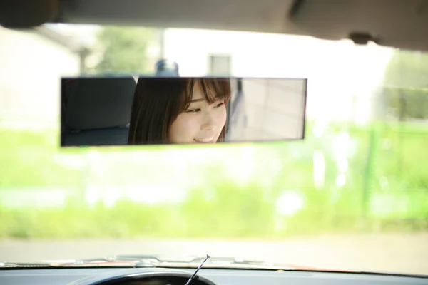 Odbicie Lustrze Piękna Młoda Azjatycka Kobieta Jazdy Samochodem — Zdjęcie stockowe