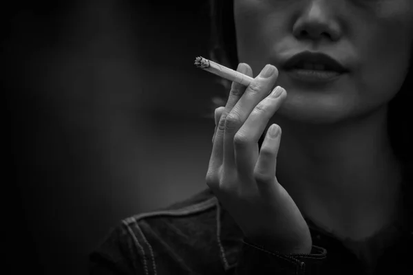 Kép Egy Dohányzós Nőről — Stock Fotó