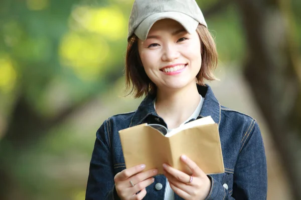 Student Vrouw Boek Lezen Buiten — Stockfoto