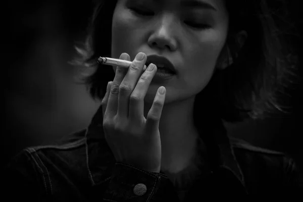 Imagen Una Mujer Fumando — Foto de Stock