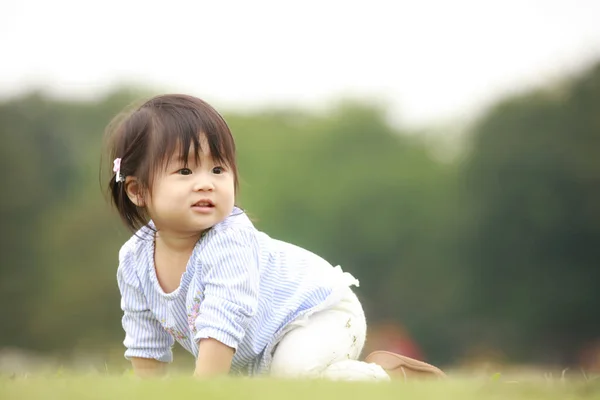 Muotokuva Pieni Japanilainen Tyttö Puistossa — kuvapankkivalokuva