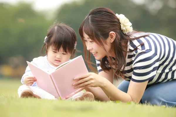 Gelukkig Moeder Dochter Zitten Het Gras Lezen Boek — Stockfoto