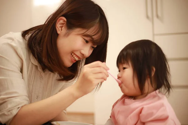 Junge Asiatische Mutter Fütterung Tochter Küche — Stockfoto