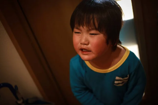 Μικρό Ασιατικό Παιδί Κλαίει Στο Σπίτι — Φωτογραφία Αρχείου
