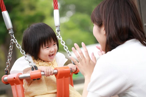 Famiglia Asiatica Che Gioca Nel Parco — Foto Stock