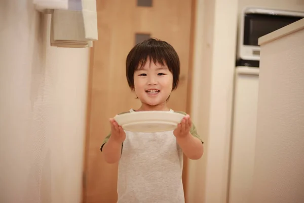 Маленький Азиатский Мальчик Держит Миску Едой — стоковое фото