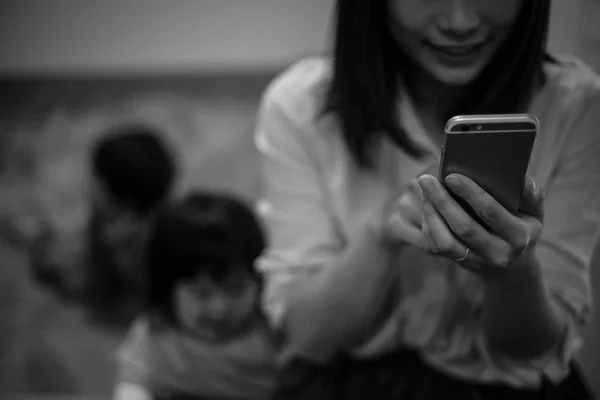 Giovane Madre Asiatica Utilizzando Smartphone Bambini Sullo Sfondo — Foto Stock