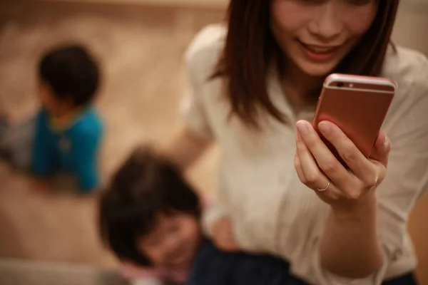 Joven Asiático Madre Usando Smartphone Niños Fondo — Foto de Stock
