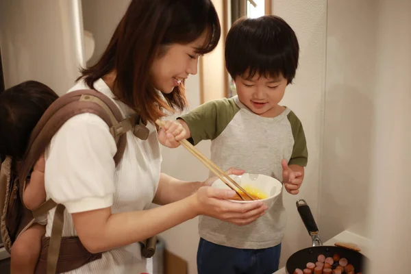 Mutter Und Kinder Kochen Essen Der Küche — Stockfoto