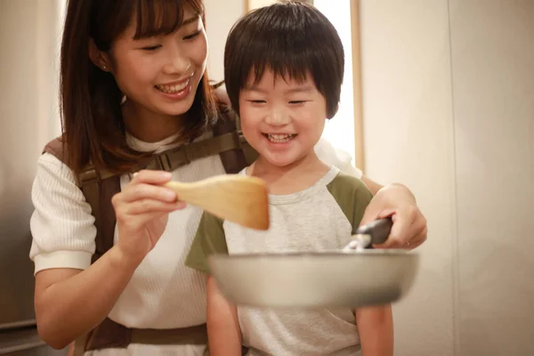 Asiática Mãe Seu Filho Cozinhar Juntos — Fotografia de Stock