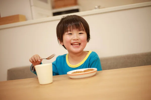 Roztomilý Šťastný Malé Dítě Jíst Chutné Jídlo Doma — Stock fotografie