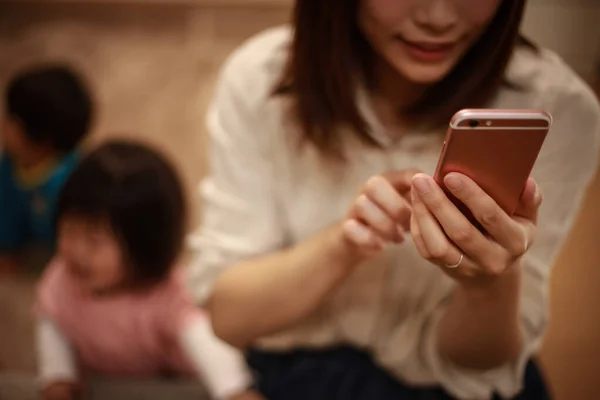 Joven Asiático Madre Usando Smartphone Niños Fondo — Foto de Stock