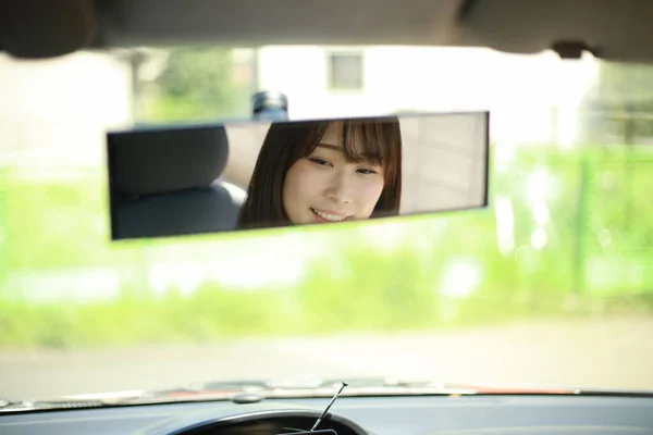 Spiegelbild Einer Schönen Jungen Asiatin Steuer Eines Autos — Stockfoto