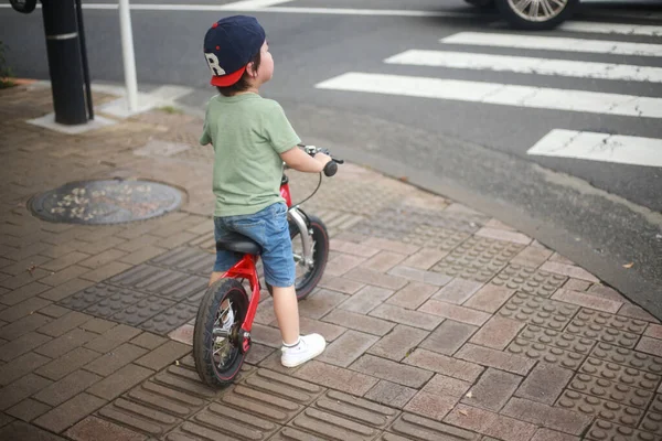 Kleiner Junge Fährt Fahrrad — Stockfoto