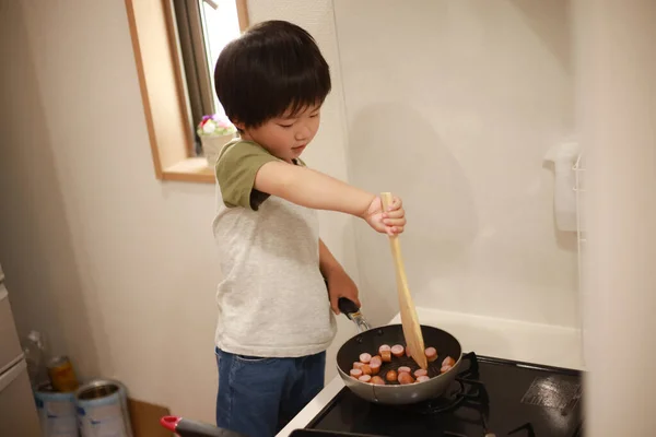 Asiático Chico Preparación Comida Cocina — Foto de Stock