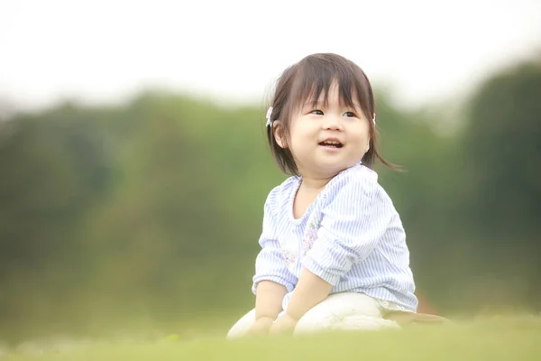 Portret Małej Japonki Parku Trawie — Zdjęcie stockowe