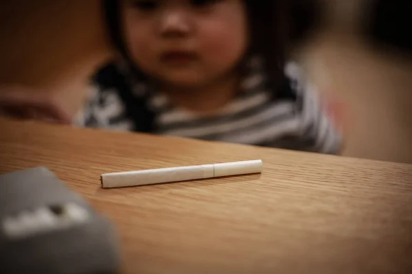 Kislány Cigarettáért Nyúlt — Stock Fotó