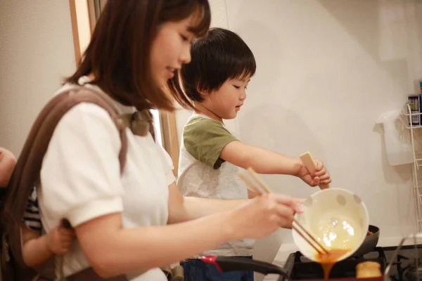 어머니와 자녀들 주방에서 요리를 — 스톡 사진