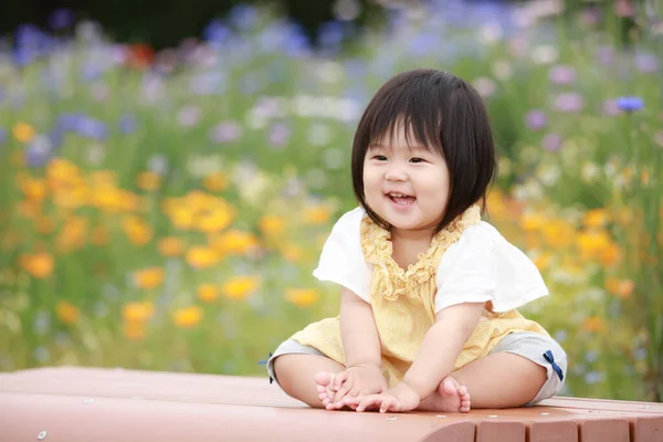 Ritratto Bambina Felice Nel Parco — Foto Stock